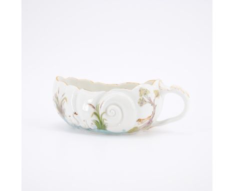 BOURDALOU. Meissen. Datierung: 1820-1840. Technik: Porzellan, farbig staffiert, gold dekoriert. Beschreibung: Korpus in Schne