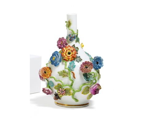 ENGHALSVASE MIT AUFGELEGTEN BLÜTEN, RANKEN UND INSEKTEN. Meissen. Datierung:  18. Jh. Technik: Porzellan farbig und sparsam g