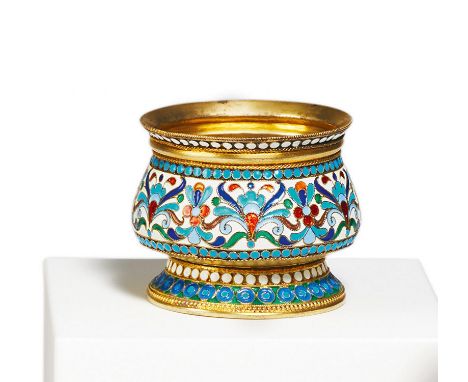 GEBAUCHTES SALZGEFÄß MIT CLOISONNÉDEKOR. Moskau. Datierung: 1898-1908. Technik: Silber, vergoldet. Farbiger Cloisonnédekor, t