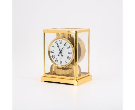 ATMOS. Jaeger LeCoultre. Technik: Kristallglas, vergoldetes Messing u.a. Beschreibung: Verglastes Gehäuse. Weißes Lackzifferb