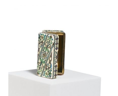 KLEINE RECHTECKIGE DOSE MIT CLOISONNÉDEKOR. Russland. Datierung: Anfang 20. Jh. Technik: Silber mit Innenvergoldung. Farbiger