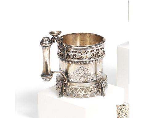 TEEGLASHALTER MIT ORNAMENTAL DURCHBROCHENEM STAND. St. Petersburg. Datierung: Um 1890. Technik: Silber. Gewicht: Ca. 225g. Ma