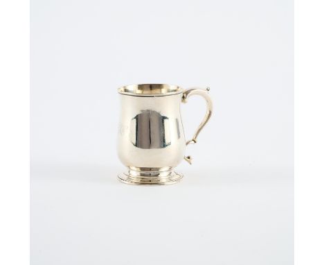 KLEINER GEORGE III MUG. London. Datierung: 1816. Technik: Silber. Beschreibung: Vorne mit ligiertem Monogramm. Gewicht: Ca. 1