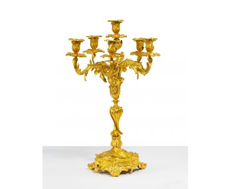 PRÄCHTIGE GIRANDOLE LOUIS XV. Frankreich. Datierung: Um 1750. Technik: Bronze, feuervergoldet. Beschreibung: Bewegte Form mit