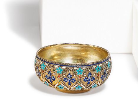 SALZGEFÄß MIT STILISIERTEN NELKEN IN CLOISONNÉDEKOR. Moskau. Datierung: Um 1894. Technik: Silber. Farbiges Emaildekor, transl