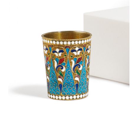 KLEINER BECHER MIT CLOISONNÉDEKOR. Moskau. Datierung: 1898-1914. Technik: Silber, vergoldet. Farbiger Emaildekor, transluzid 
