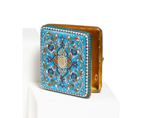 ZIGARETTENETUI MIT VORWIEGEND BLAUEM CLOISONNÉDEKOR. Sazikov, Pavel. Moskau. Datierung: Um 1889. Technik: Silber mit Innenver