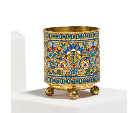 KLEINER BECHER AUF KUGELFÜßEN MIT CLOISONNÉDEKOR. Ovchinnikov, Pavel. Moskau. Datierung: Um 1880. Technik: Silber, vergoldet.