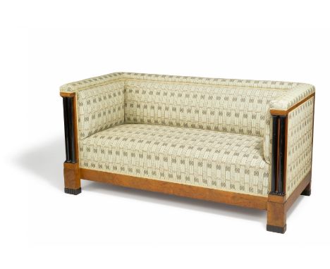SOFA. Olbrich, Josef Maria. 1867 - 1908. Datierung: Um 1905. Material: Wurzelmaser, Ahorn, Eschemaser furniert und eingelegt,