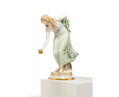 FIGUR DER "KUGELSPIELERIN". Meissen. Meister/Entwerfer: W. Schott, 1897. Technik: Porzellan, farbig staffiert. Beschreibung: 