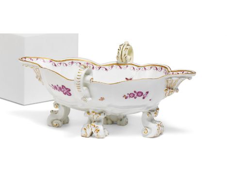 SAUCIERE MIT FABELTIER IN PURPURCAMAIEU. Meissen. Datierung: 1730/40. Meister/Entwerfer: Dekor wohl Adam Friedrich von Löwenf