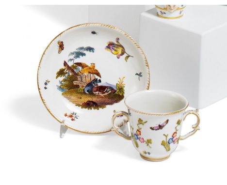 DOPPELHENKELTASSE &amp; UNTERSCHALE MIT BLUMEN UND VÖGELN. Meissen. Datierung: Um 1740. Technik: Porzellan, farbig und sparsa