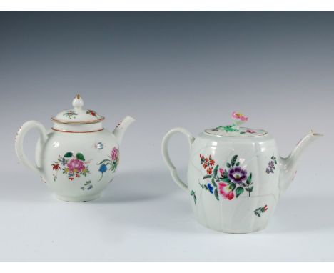 18TH CENTURY WORCESTER GLOBULAR TEAPOT WITH POLYCHROME FLORAL DECORATION AND A BARREL SHAPED DITTO RELIEF MOULDED LEAVES, ALS