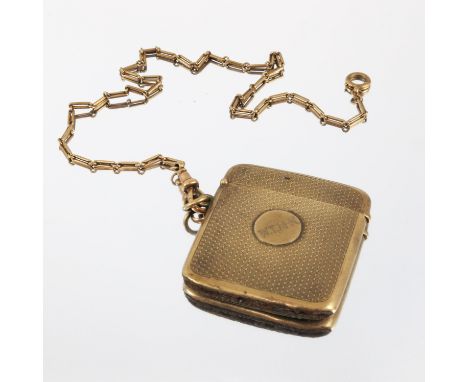 9CT GOLD VESTA CASE ON 9CT FOB CHAIN, THE CASE HAVING ENGINE TURNED DECORATION AND CARTOUCHE WITH INITIALS W.T.M-K (MEADE-KIN