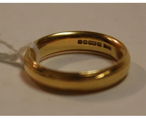 A contemporary 18ct gold wedding band having fine engine turned edge, 7.5g