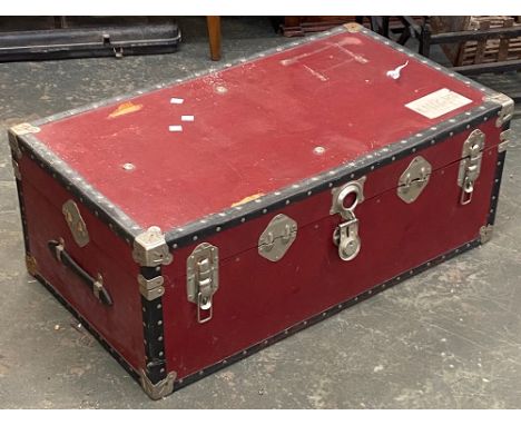 A red canvas travel trunk (af), 91cmW