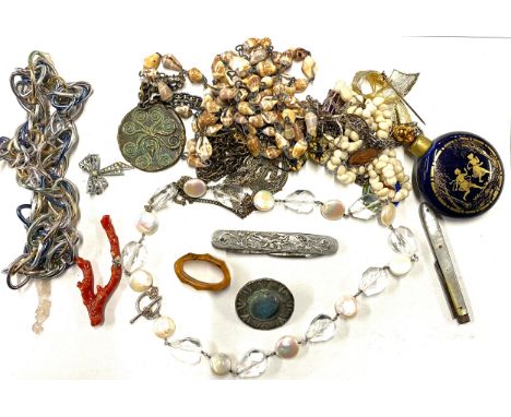 A mixed lot of jewellery to include a Ruskin style pewter and ceramic brooch; 925 silver, pearl and rock crystal necklace; 92