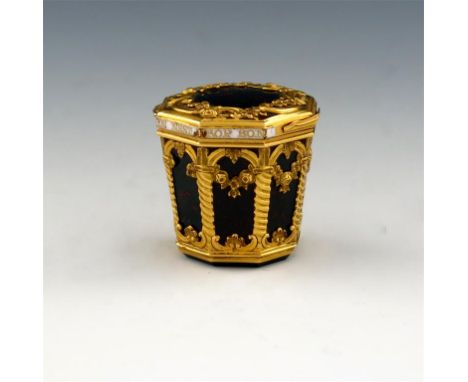 A late 18th century French gold-mounted bloodstone bonboniere,  tapering octagonal form, the panels with fluted column mounts