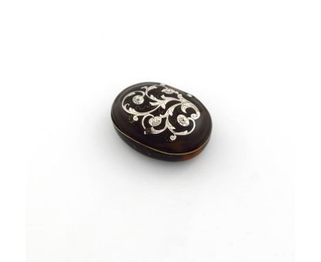 λ An early 18th century silver inlaid squeeze-action tortoiseshell snuff box, unmarked, circa 1720, oval form, the hinged cov