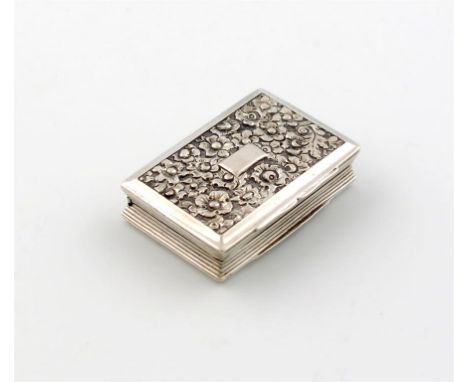 A George IV silver vinaigrette, by Thomas Shaw, Birmingham 1825, rectangular form, the hinged cover with foliate decoration, 