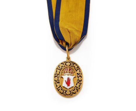 A 22 CARAT GOLD BARONET BADGE AWARDED TO SIR GEORGE LOYD COURTHOPE, 1ST BARON COUTHORPE LONDON 1909 The front with the red ha