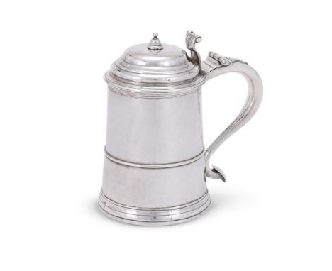AN AMERICAN SILVER SLIGHTLY TAPERING TANKARD GEORGE HANNERS, BOSTON, MASSACHUSETTS, CIRCA 1730 With a bell shaped finial and 