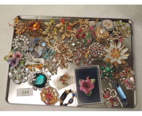 A tray of costume brooches including vintage enamelled, diamante, ceramic etc