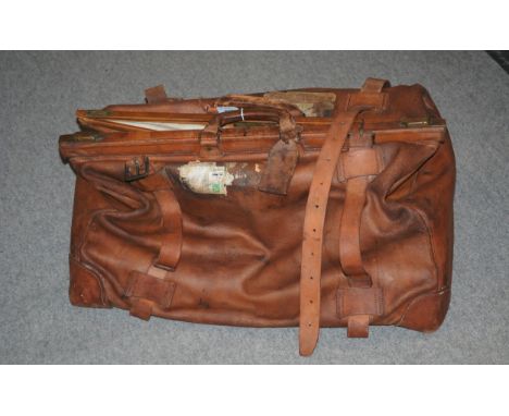 A large vintage leather Gladstone style holdall, 70cm wide Condition Report:Available upon request