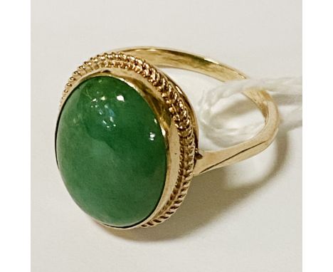 9CT GOLD &amp; JADE RING - SIZE O - 2.9 GRAMS