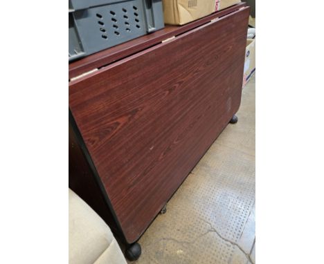 MAHOGANY GATE LEG TABLE WITH 2 FOLDING CHAIRS THEREIN     