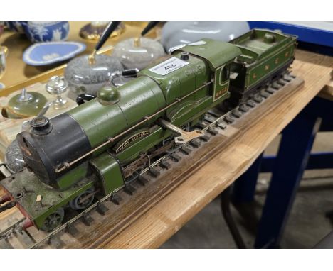 FLYING SCOTSMAN CLOCKWORK MECHANISED STEAM ENGINE MODEL WITH TENDER ON TRACK DISPLAY, NO 4472