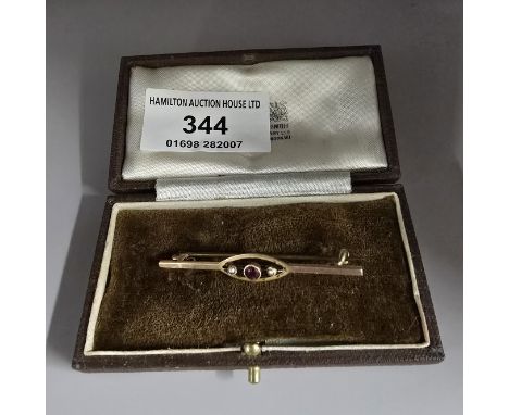 9CT GOLD BAR BROOCH SET WITH RUBY STYLE STONE &amp; 2 SEED PEARLS, WEIGHT APPROX 2.2 GRAMS