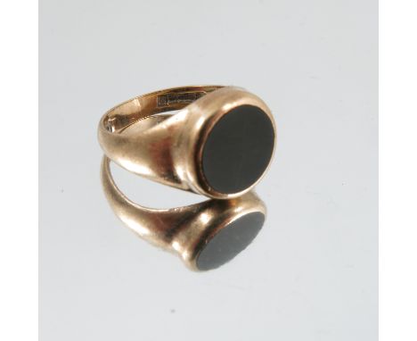 A 9 carat gold black onyx signet ring, finger size K 1/2, 3.6g gros