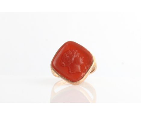 A 9ct yellow gold gents orange hardstone cameo ring, depicting a ladies portrait in profile, hallmarked Birmingham 1918, ring