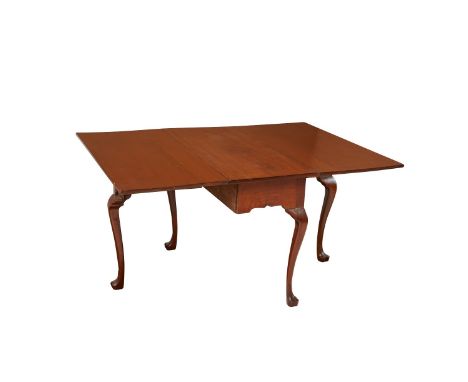 18th c. American Chippendale mahogany drop leaf table. With four cabriole legs with trifid feet and a scalloped skirt. Mid-At