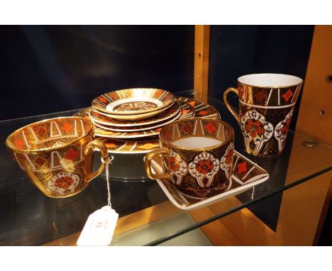 A selection of Burtondale Derbyshire Imari patterned dinner ware to  include dinner plates, side plate, saucers, cup and beak