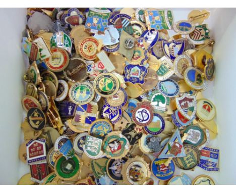 Box containing over 250 bowling and other badges, together with a collection of small ceramic pots
