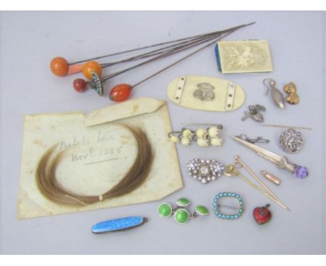 Mixed lot to include a pair of cufflinks and a miniature penknife each decorated in guilloche enamel, two silver brooches com