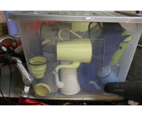 Quantity of French enamel kitchenware