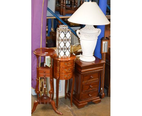 MODERN MAHOGANY 3 DRAWER CHEST, MODERN MAHOGANY PLANT STAND, ORNATE 3 DRAWER UNIT, LARGE LAMP &amp; DECORATIVE LIDDED JAR    