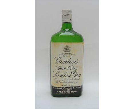 GORDON'S Special Dry London Gin, 26 2/3 fl.oz. bottle 