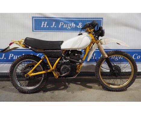 Yamaha XT250 barn find. 1981. Engine runs, lights work. Good project. Reg. HUH 597W. V5 