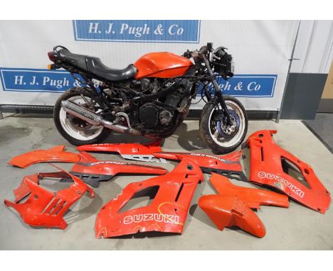 Suzuki GSX600F motorcycle. 1990. 599cc. New bushings, bearings, engine has had some work done, needs battery. C/w assorted fa
