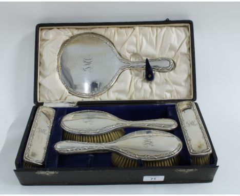 George V silver dressing table set with hand mirror, two hair brushes, two clothes brushes and comb, Birmingham 1917, in fitt