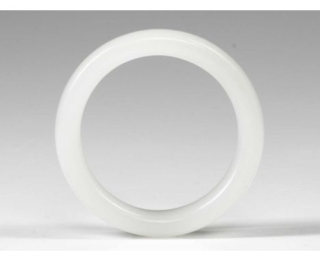 JadeChina Dimensions: Height 1,3 cm Wide outside 8 cm Depth 6 cmWeight: 56,2 grams Circular jade bracelet in very bright and 