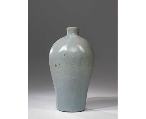 Long Quan KilnChina , Yuan Dynasty (1279-1368)  Dimensions: 22,8 cm Height 13 cm Wide Depth 13 cmWeight: 951 grams Plum vase 