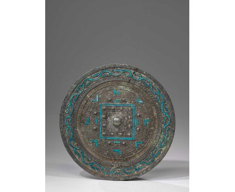 BronzeChina , Han Dynasty Style Dimensions: 0,6 cm Height 31 cm Wide Depth 31 cmWeight: 2355 grams Mirror with turquoise ston