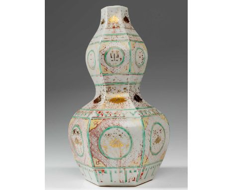 PorcelainChina , Ming Dynasty Dimensions: Height 28 cm Wide 14 cm Depth 14 cmWeight: 1222 grams Huluping vase in hexagonal sh