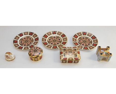 A collection of Royal Crown Derby 1128 Old Imari including three small tea plates, a lidded round trinket box, a rectangular 