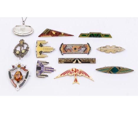 A collection of jewellery to include a Scottish hardstone brooch, size approx 40 x 60mm, along with a a silver pendant compac